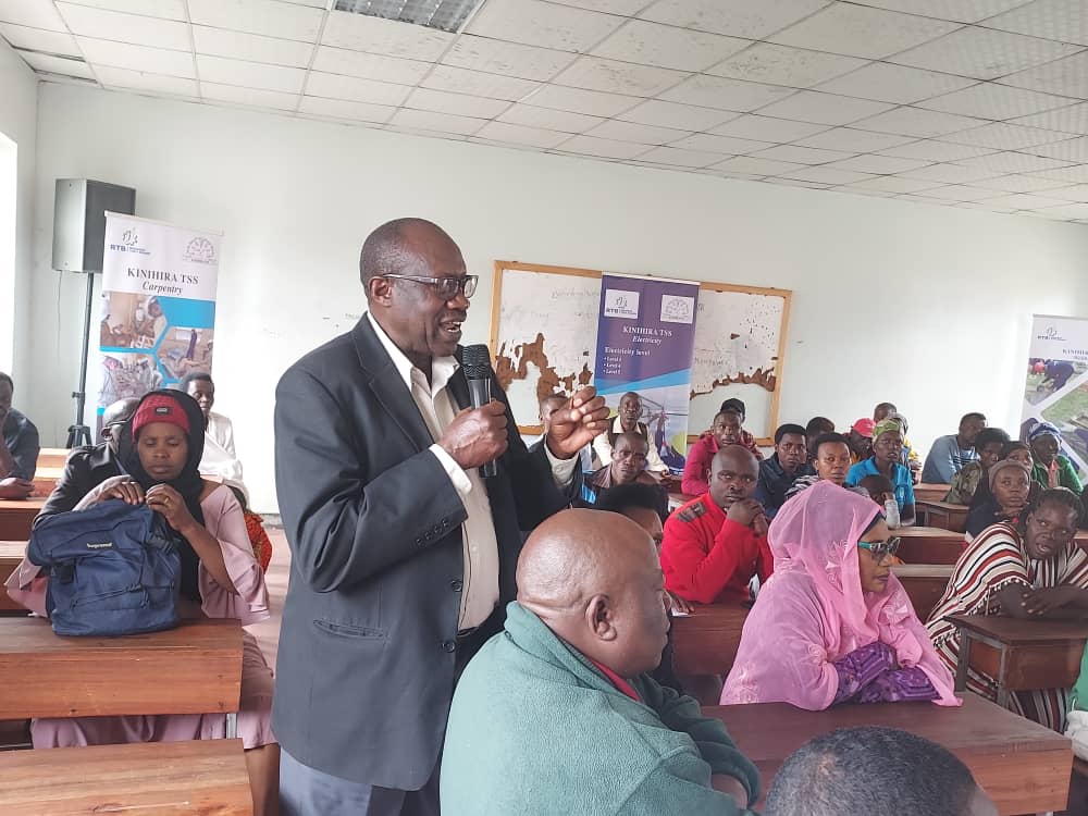 Uyu munsi mu cyumba cy'Inama cya KINIHIRA TSS habereye inama rusange y'ababyeyi. Yize kungingo y'imyigire n'imyigishirize no gutegura ibizacyenerwa mu mwaka w'amashuri utaha 2023/24. KINIHIRA TSS yishimiye ubwitabire n'ibitekerezo batanze.#NESA ,#RTB ,#Rulindodistrict.