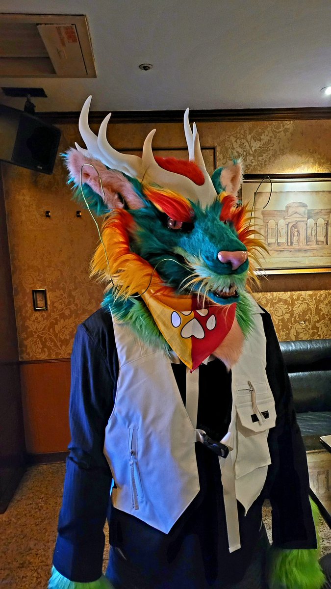 號外📰
推特滿百追啦🎊
猹邇噴毛樂園將抽出三位幸運兒，贈送肉球圖案領巾

參加辦法🔽🔽🔽
1️⃣追蹤此推特
2️⃣留言你最愛的顏色
3️⃣轉發推文

三步驟完成後就可以等待中獎
截止時間：2023.6.5  13：00

得獎者可以選擇在furmit攤位面交
若不便面交也可以使用郵寄（台灣免運費）

謝謝大家支持，猹邇愛你