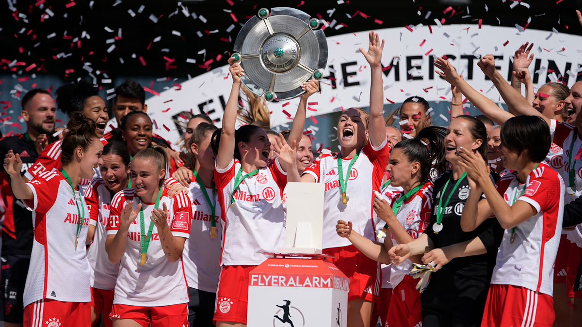 FCBayernEN's tweet photo. 🏆 🤝 🏆

#MiaSanMeister https://t.co/82Mjr4rQDh
