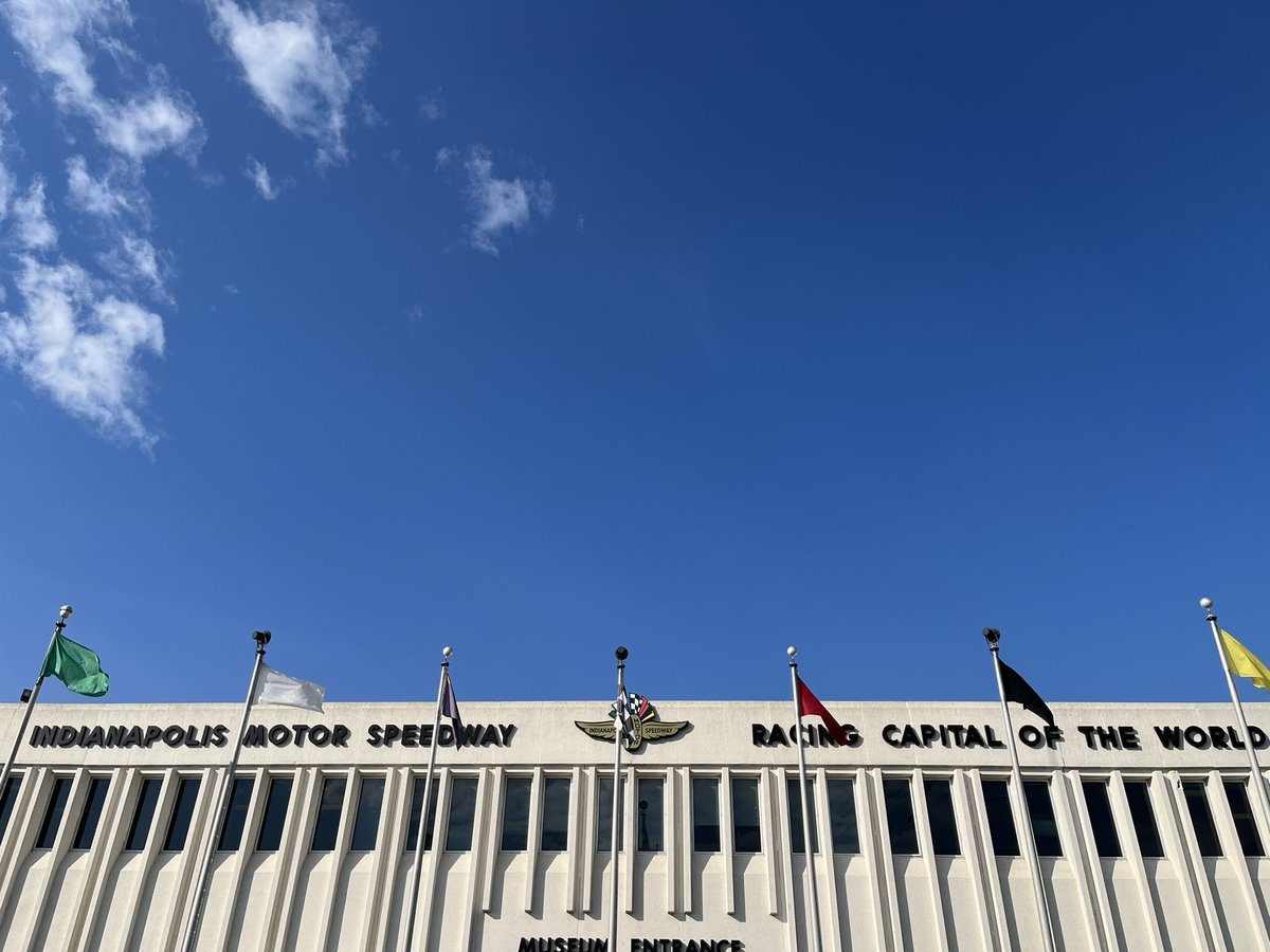 4geeman's tweet photo. #Indianapolis & the world. AAR Spans The Globe. There is only 1 #BestTeamInAviation in the entire world. Go where they ‘AAR’-pronounced Are!:) Blue skies & shout-outs to @AARCORP #MRO colleagues at the #AIRframe station at the @INDairport!! RT #BackHomeInIndiana #DoingItRight https://t.co/8MlW7HrrWE