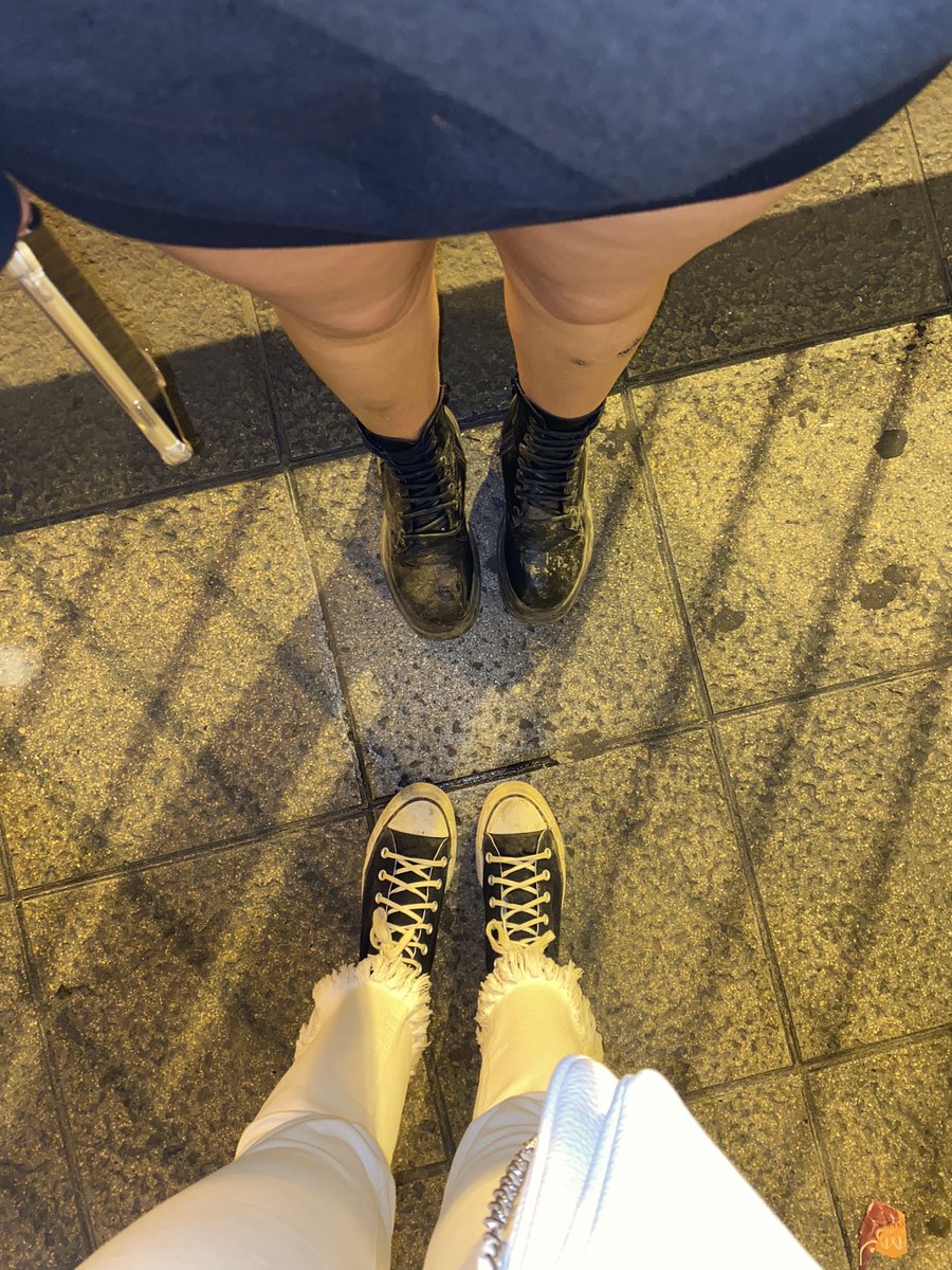 maaria_castilla's tweet photo. cuando vuelves con los zapatos así es que ha sido una buena fiesta @paaulaajmneez https://t.co/prpoUsQcgw