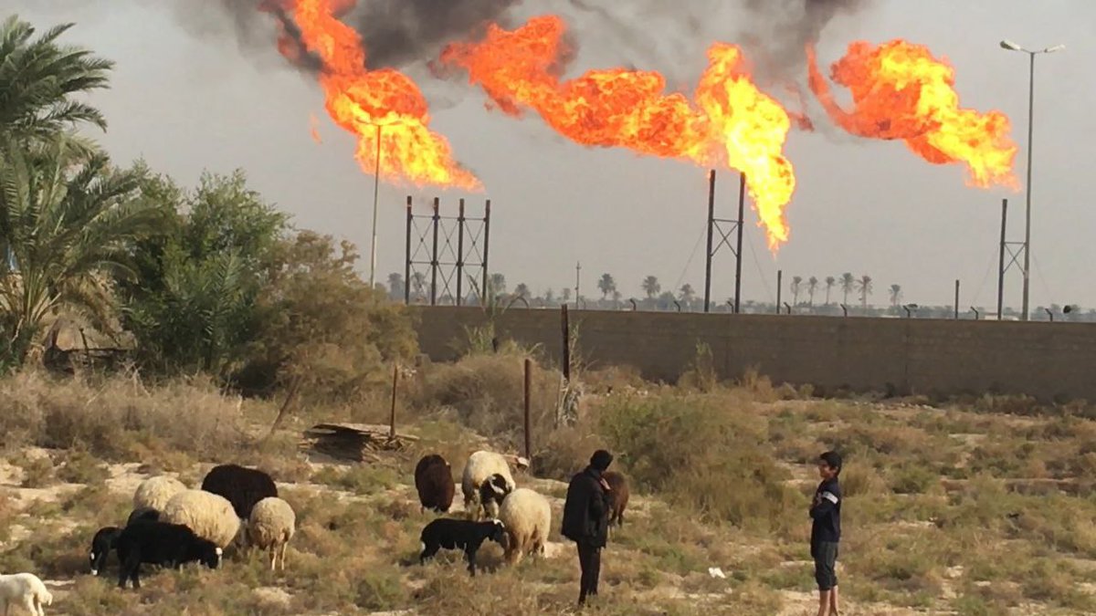 o5e_l's tweet photo. حقل الرميلة 
التلوث البيئي الموجود في العراق واثاره الصحية على المجتمع والمسبب الاول والمؤثر له هو الشركات الاجنبية (الأمريكية)العاملة. 

#ظلال_الموت https://t.co/JjDouDD6TU