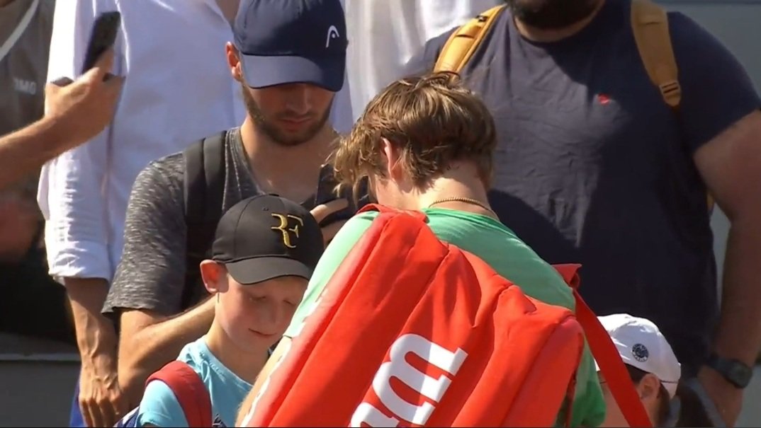 Sebi Korda was signing autographs for a very long time after his win He was making his way down the whole row to make sure not a single fan got left behind Even as he was leaving the court & security tried to separate some fans from him, he still signed their autographs 🥹