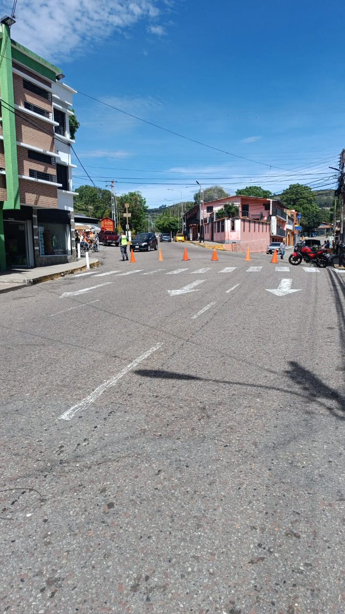 JesusCardenas90's tweet photo. Cerrado el paso en Capacho en la carrera 5, por el desarrollo de carreras de carruchas. #RedDeHalcones @contacto937. https://t.co/xIb3xLMrN0