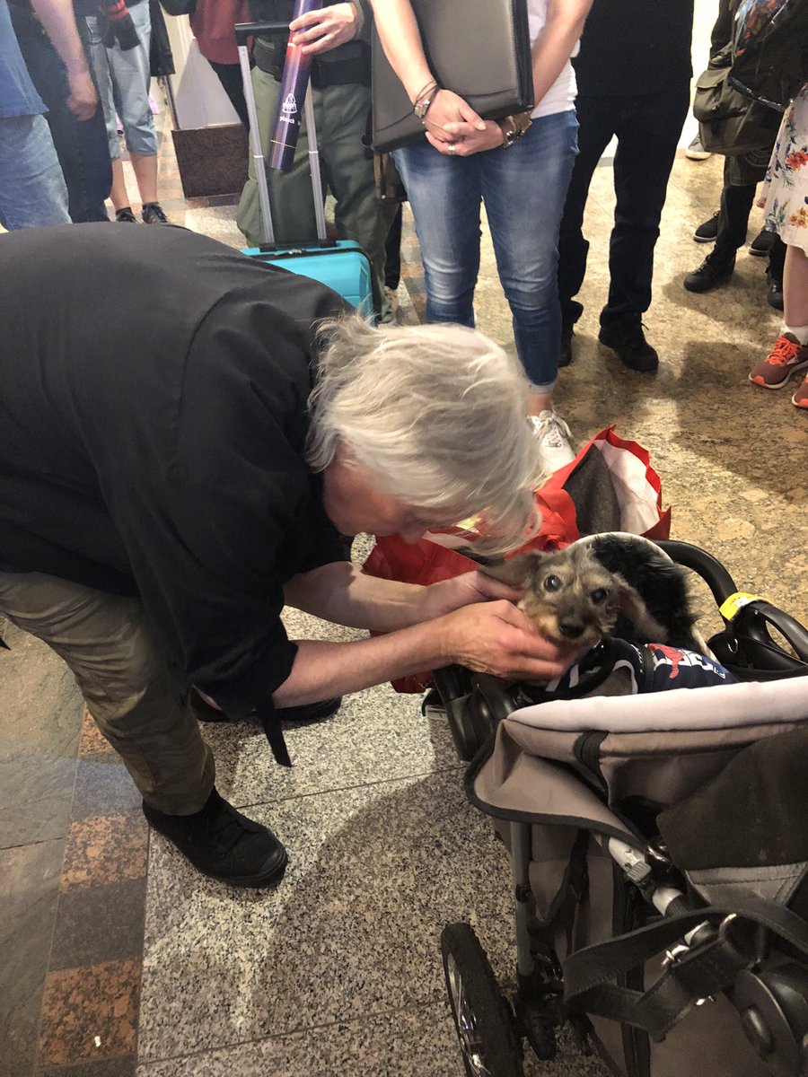 Cydonia_26's tweet image. Richard Dean Anderson really, really love Dogs!! #fedcon