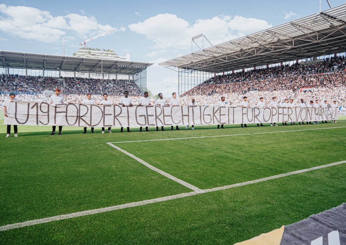 In der Halbzeitpause hat unsere U19 ein Banner präsentiert, um Gerechtigkeit für die Opfer vom Anschlag von Hanau zu fordern.

#fcsp