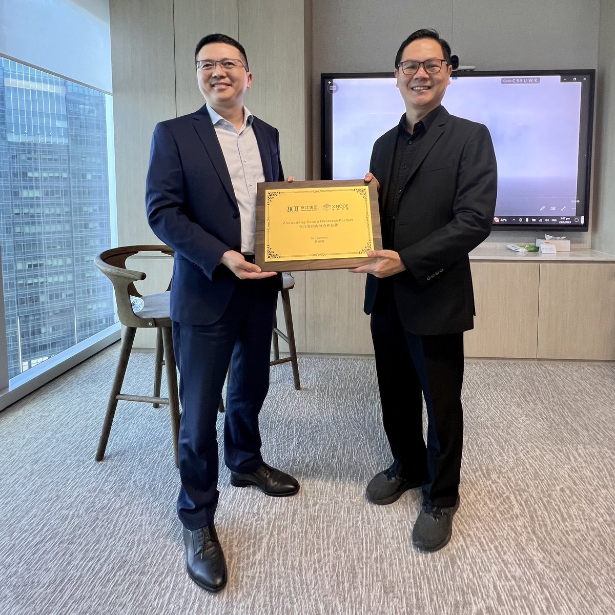 drostontang's tweet image. It’s been a successful week with #ZhangJiangGroup in #Singapore. Together we had an engaging series of activities.

Stoked to represent #XNode to receive this partnership recognition!

Watch this space as we strengthen our engagement: #China-Singapore #Innovation Launchpad!