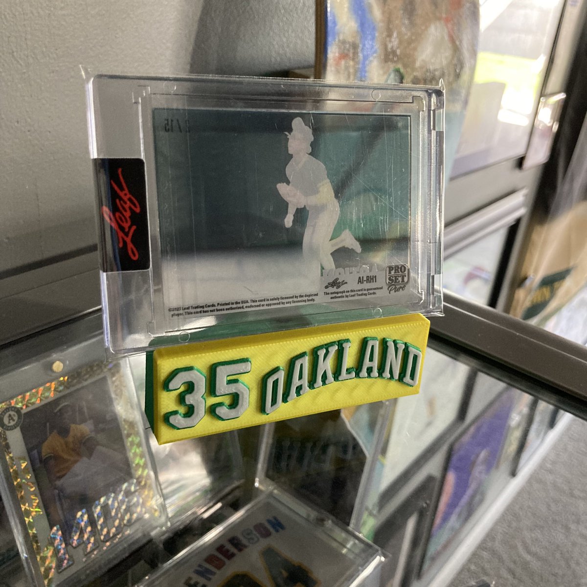 Todays Rickey Henderson PC swag is this gorgeous 2023 @Leaf_Cards Pro Set Pure Action Ink Bronze acetate auto #’d 02/15! Love the unique photo on this one, never seen it before…@CardPurchaser 🔥💚👀🐐⚾️🏃🏿💨🧤#rickeyhenderson #thehobby