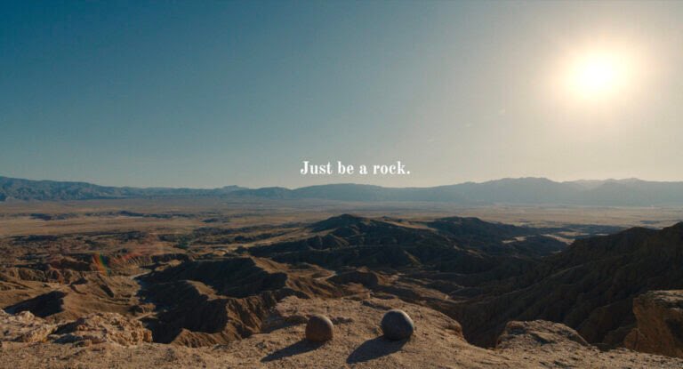 영화 ‘에브리씽 에브리웨어 올 앳 원스’에서 돌의 대화 장면이 인상깊었다. 말레이지아 사람인 주연배우 양자경(미셸 요)은 정우성과 주연한...