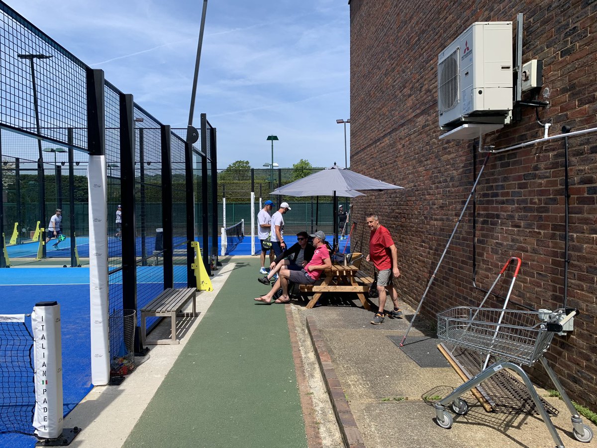 ipadeluk's tweet image. Serve and trolley! Limpsfield 2 v Bourne 3 in the iPadel Club Leagues on a beautiful sunny Sunday morning 😄👍🎾

#padel #ukpadel #clubpadel #padelleagues #surrey

@evendo_events @babolat_padel @padelshack @wearepadel_derby @padel_iq @padel1969official @the_bandeja @padel.london