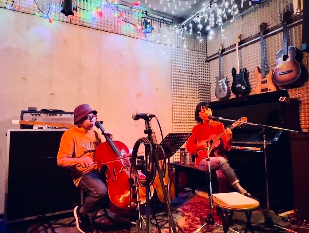 chiejon's tweet photo. ピアノとチェロで歌えて嬉しかった。
新曲が歌えて良かった。
がちゃぴんさん、新曲のチェロのフレーズは悲しい感じではなくてさみしい感じでとリクエストしたとおりのグッとくる音を奏でてくれたなあ。 https://t.co/2lz5ag4Fog