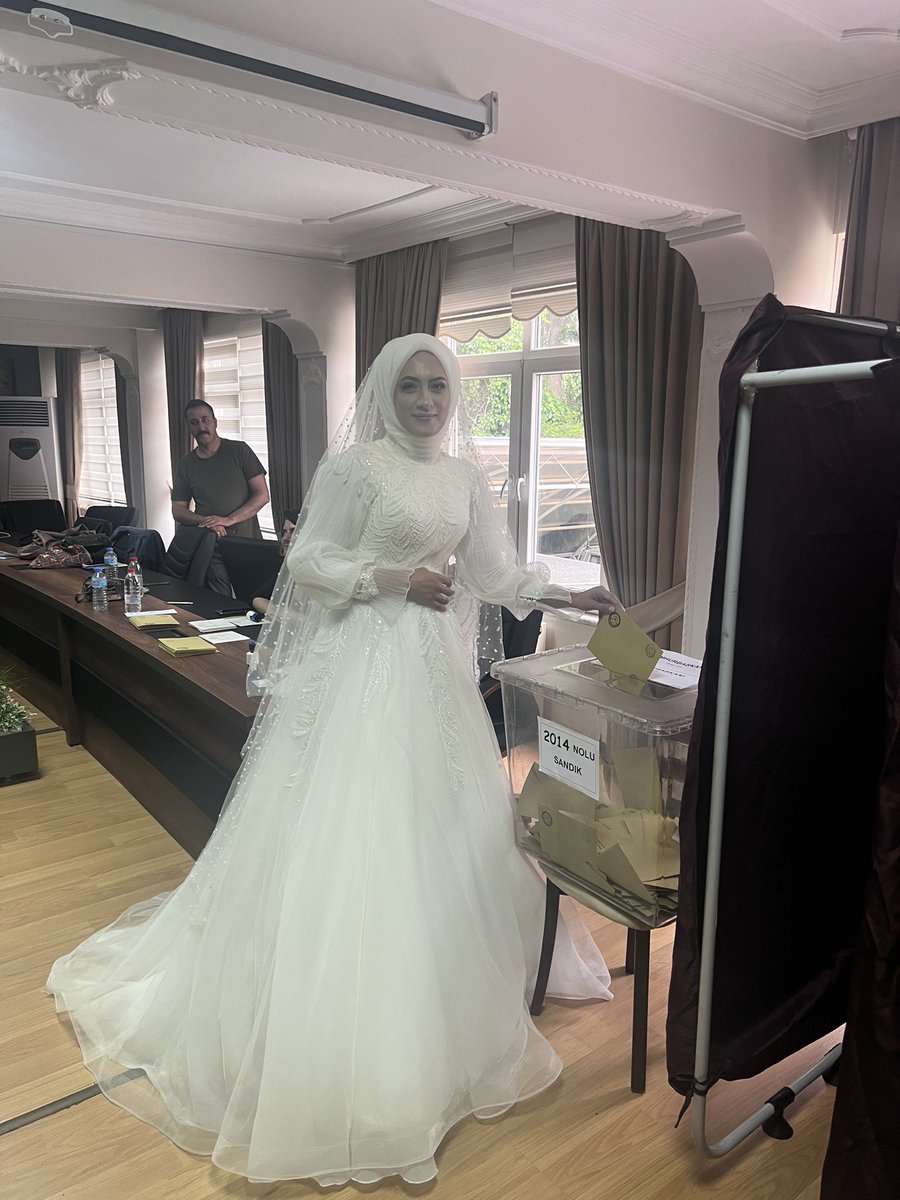 bkaracazade's tweet photo. #OyKullan #seçim meşhur gelinli��im ile #sandık da online olduk 👰‍♀️ https://t.co/RDv1uzDfK5