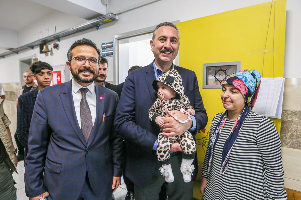 mehmetyilmazmy_'s tweet photo. Önceki Dönem Adalet Bakanımız ve Milletvekilimiz Sn.Abdulhamit Gül,İl Başkanımız Sn.Ertuğrul Teymur,İl-İlçe Yönetim Kurulu Üyelerimiz ve Teşkilatımız ile birlikte,Ahmet Yesevi İlkokulunu ziyaret ederek,sandık görevlilerimize kolaylıklar dileyip,hemşehrilerimize hayırlı olsun dileklerimizi ilettik.

#TürkiyeYüzYılı 

@abdulhamitgul 
@ErtugrulTEYMUR 
@kilichulya_ 
@avmustafadurmus