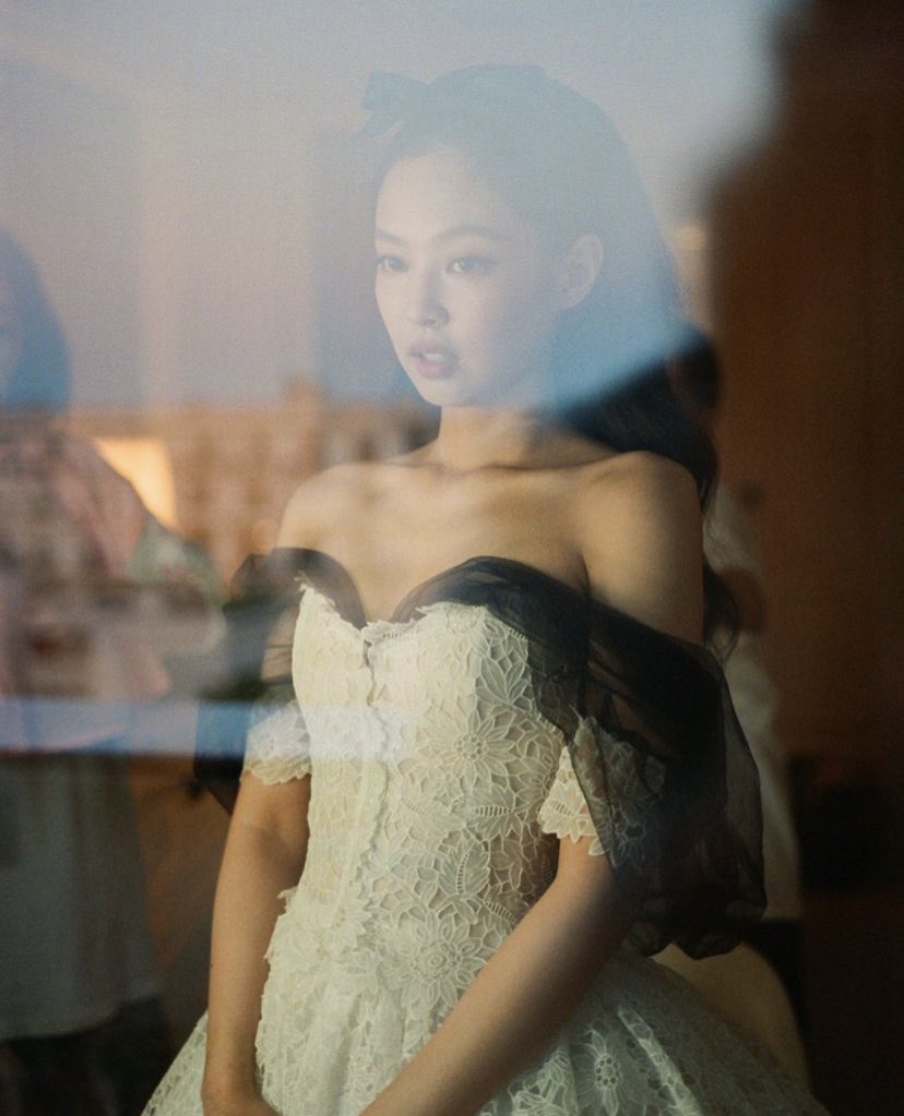 NEWSJENNlE's tweet photo. 📸 230528 Virgile Guinard Instagram update with #JENNIE 

https://t.co/nP3cYYfQ1K
https://t.co/fTvoSNCEB2 https://t.co/6lOUTmJPQx