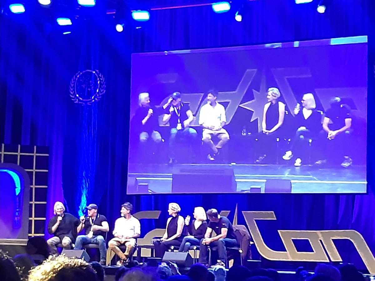 Soooo many goofballs on stage at #FedCon (just thinking of a chello becoming a big deal). 🥰
It was so much fun to watch and listen to you, my childhood heroes 💚
@amandatapping @MichaelShanks #RichardDeanAnderson @JoeFlanigan @terylrothery #BenBrowder