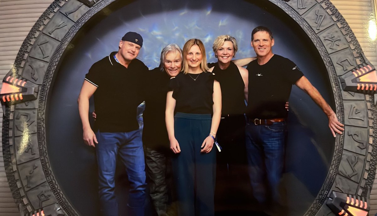Eveline_x3's tweet image. So happy with my picture. 🥹♥️ THANK YOU! #stargate #fedcon #stargatesg1