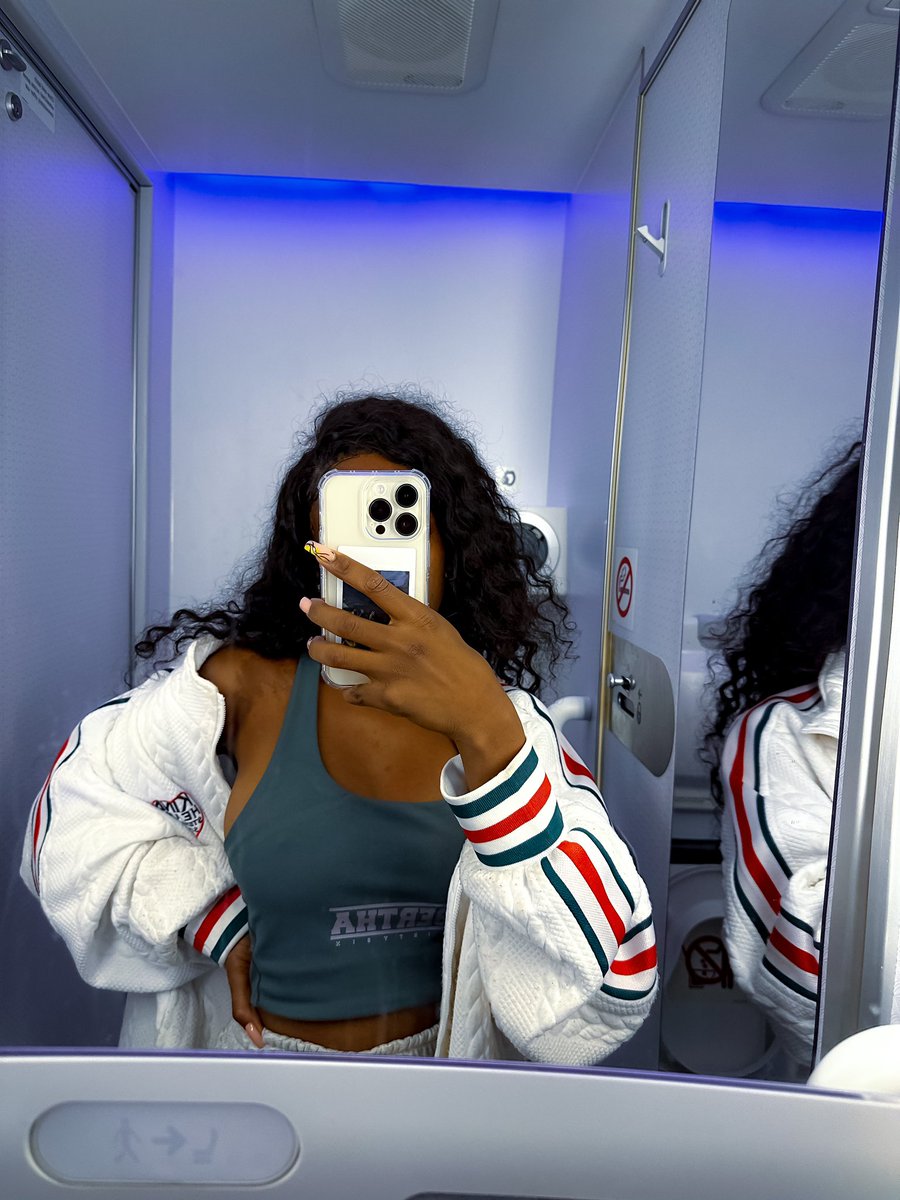 luvly_simi's tweet photo. City girl is out on vacation, DO NOT DISTURB 🥂 https://t.co/h42jqg16VU