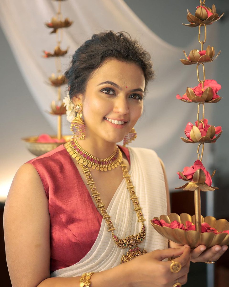 Actress Aparna Das latest photoshoot pic 💖

#VisualDrops #actress #AparnaDas @aparnaDasss #photoshoot