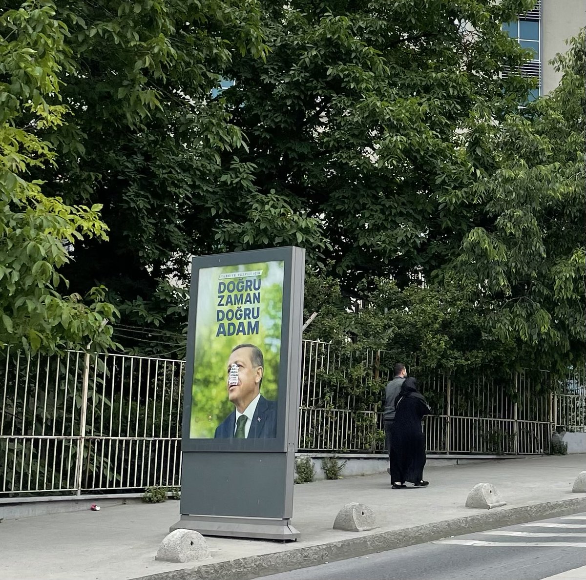 havvasula's tweet photo. Sanırım güzel memleketimde karı-kocaları baş başa yürüyüşe çıkaran başka bir etkinlik yoktur seçimden başka 😄 https://t.co/vFkGky1oU8