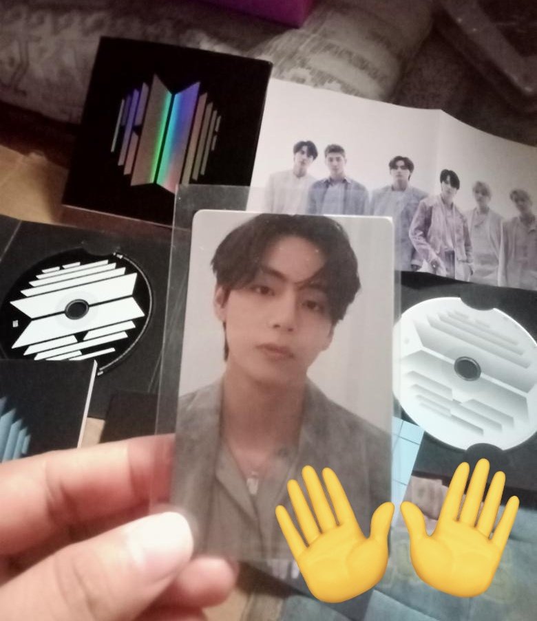 hereforYoonJin's tweet photo. Helping a co-army! 

Wts lfb ph only

Proof Compact album (unsealed but w complete inclu)
-cd, pb, poster
-rpc &amp; postcard both Taehyung

❗CAN TAKE PC ONLY❗

850 (album), 450 (pc only)
- less 50 if payo
- prio payo
- 2 day reservation
- gcash, ggx
Loc: Pasig, MM

Rfs: need funds https://t.co/Om74gN7fkx