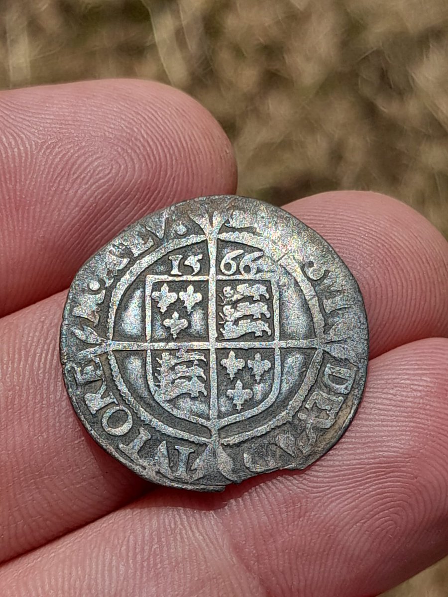 Just pulled this up out of the #Irish Soil, today.  

 #QueenElizabethI 
#Queen #Elizabeth the first. 
#Minted the year 1566. Wow!! #HammeredCoin #MetalDetecting