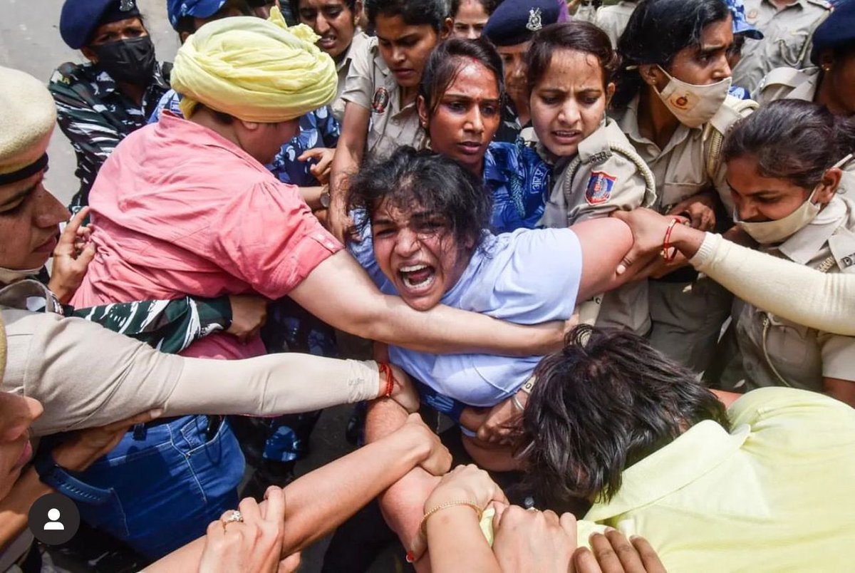 KanimozhiDMK's tweet photo. Is this how you show respect to wrestlers who have made the country proud? I strongly condemn the Union BJP government for suppressing those who demand justice without taking appropriate action against accused Brij Bhushan Singh.

நாட்டிற்கே பெருமை சேர்த்த மல்யுத்த வீரர்களுக்கு நீங்கள் கொடுக்கும் மரியாதை இதுதானா? குற்றம்சாட்டப் பட்டிருக்கும் பிரிஜ் பூஷன் சிங் மீது உரிய நடவடிக்கை எடுக்காமல், நீதி கோருபவர்களை ஒடுக்கும் ஒன்றிய பாஜக அரசுக்கு வன்மையான கண்டனங்கள்.