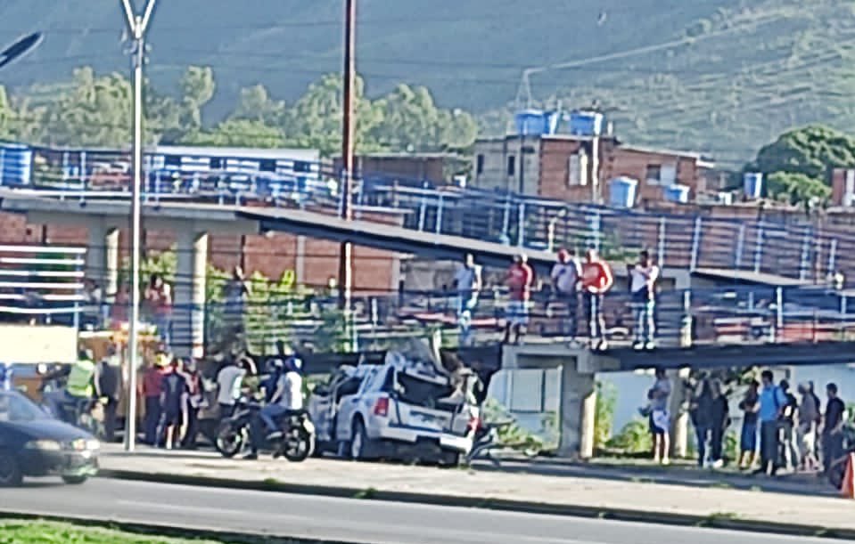 #Aragua 
3 fallecidos y 2 heridos al impactar una camioneta contra una pasarela, el hecho se generó La mañana de este domingo #28may en la avenida Intercomunal Turmero, #Maracay en el estado #Aragua , a la altura del sector La Casona, se trata de una camioneta Ford Explorer gris