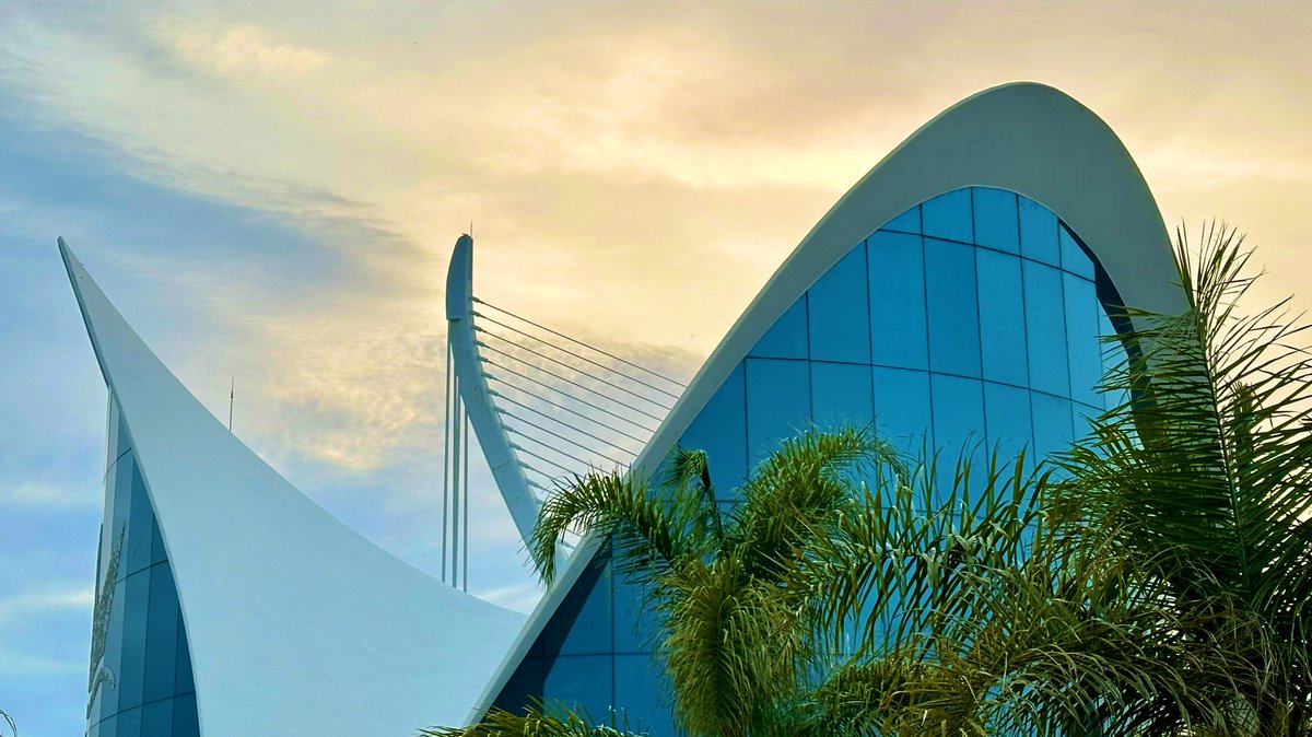 Me gustan mucho los contrastes de #Valencia, una ciudad en constante evolución! Espero volver pronto, tras este estupendo fin de semana en el <a href="/TEDxValencia/">TEDxValència</a> :-)