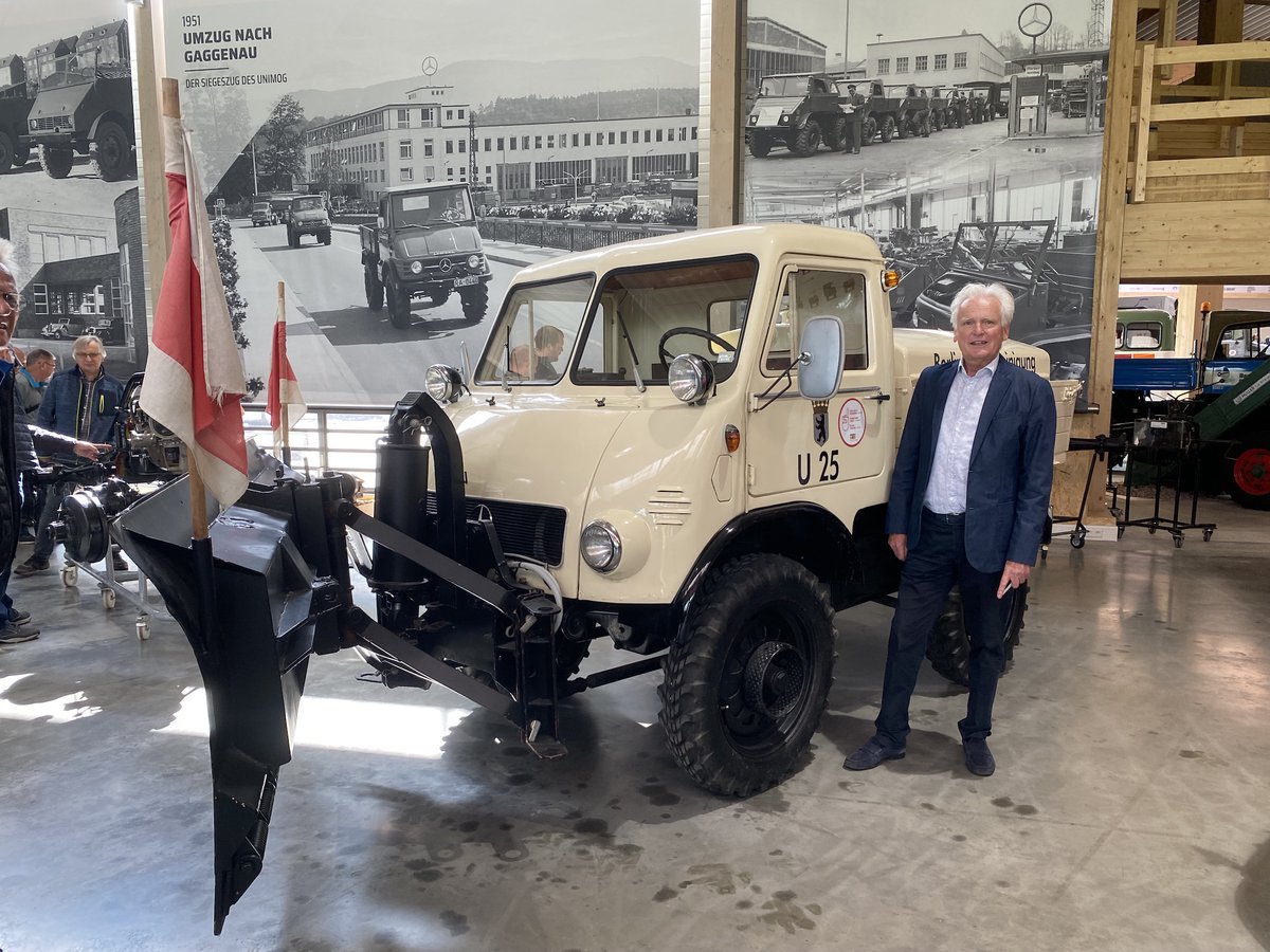 2023: During a visit to the new Unimog Museum, Rüdiger Endres, the former Unimog general representative for Berlin, was pleased to see the Unimog 401, restored in his workshop. 

#mercedesbenz #gaggenau #unimog #daimler #unimogmuseum  #unimogcommunity #cars #carsofinstagram