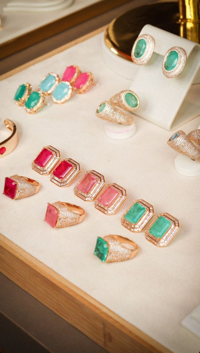 Villalunasjrio's tweet image. 12 de junho, dia dos namorados😍👫💑

Toda mulher é única, exclusiva e irrepetível.
Supreenda-a.

#diadosnamorados #exclusividade #luxo #elegancia #semijoiasdeluxo #glamour #sofisticacao #acessorios