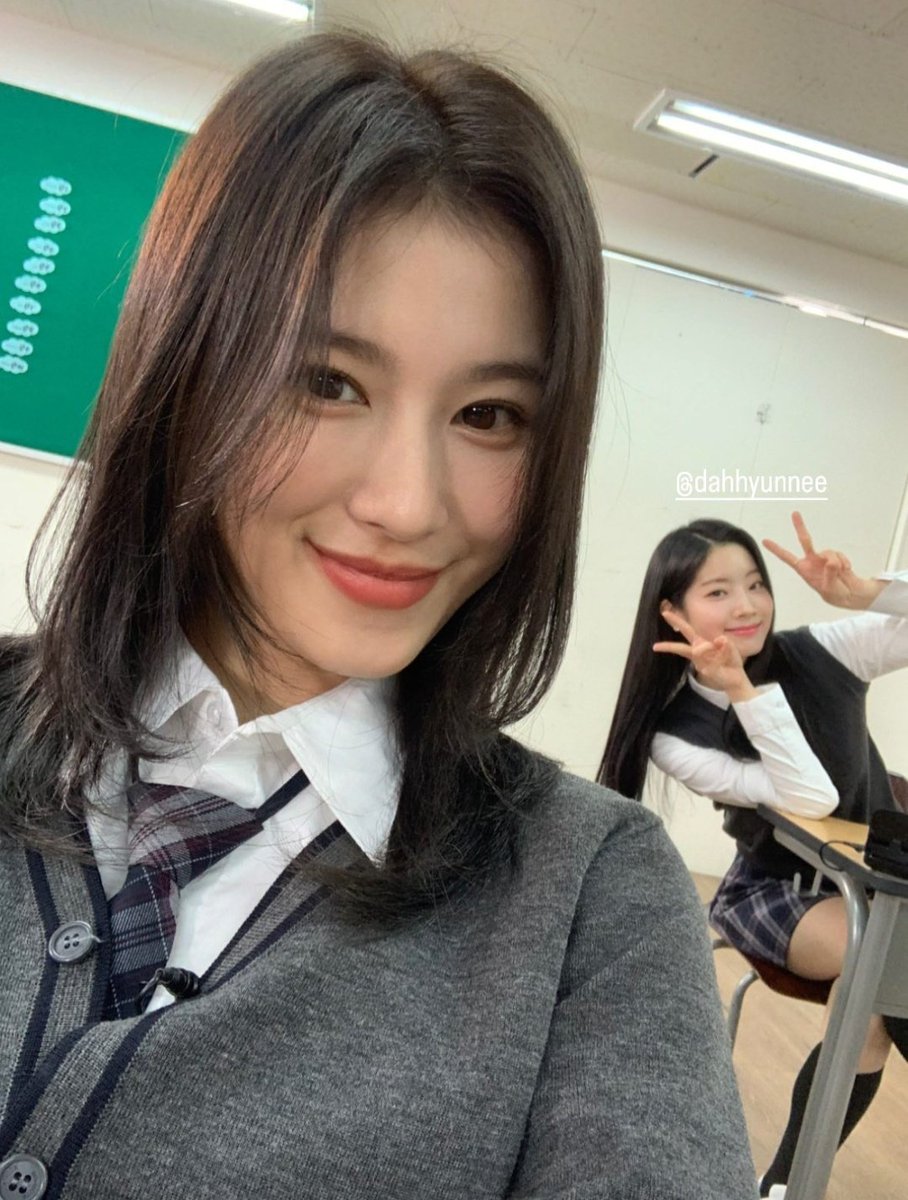 se essa foto foi tirara durante a gravação de alguma coisa SERA QUE É TIME TO TWICE HIGH SCHOOL 3