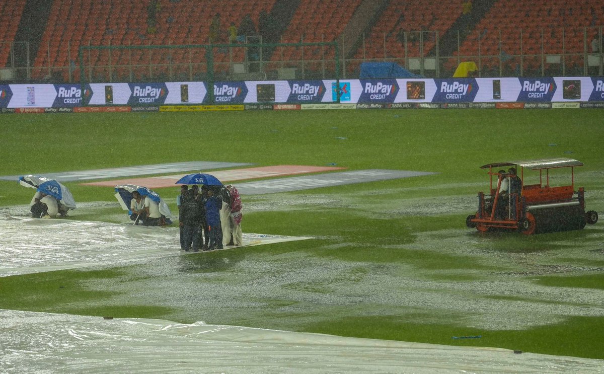 ImTanujSingh's tweet photo. Not good news - Raining has started again in Narendra Modi stadium, Ahmedabad. https://t.co/nkvBNOvCH1