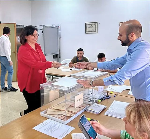 Mercedes_Orenes's tweet photo. "Ejerciendo mi derecho al voto 🗳️". Archena❤️ #28MayoElecciones  #EleccionesMunicipales https://t.co/QkiaCdZrHC