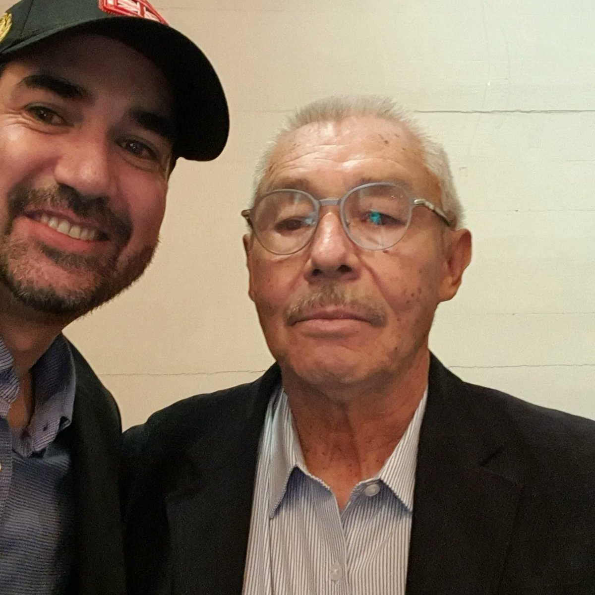 DrMarcoPaz's tweet photo. Ayer tuve el privilegio de ser invitado por un gran amigo, y paciente, que en el primer lanzamiento de este maravilloso libro se infarto. Ahí fue cuando nos conocimos. Ahora ya recuperado, hace el re lanzamiento de este hermoso libro...espero que pronto lo pueda autorizar a subir https://t.co/QUYV7WElgr