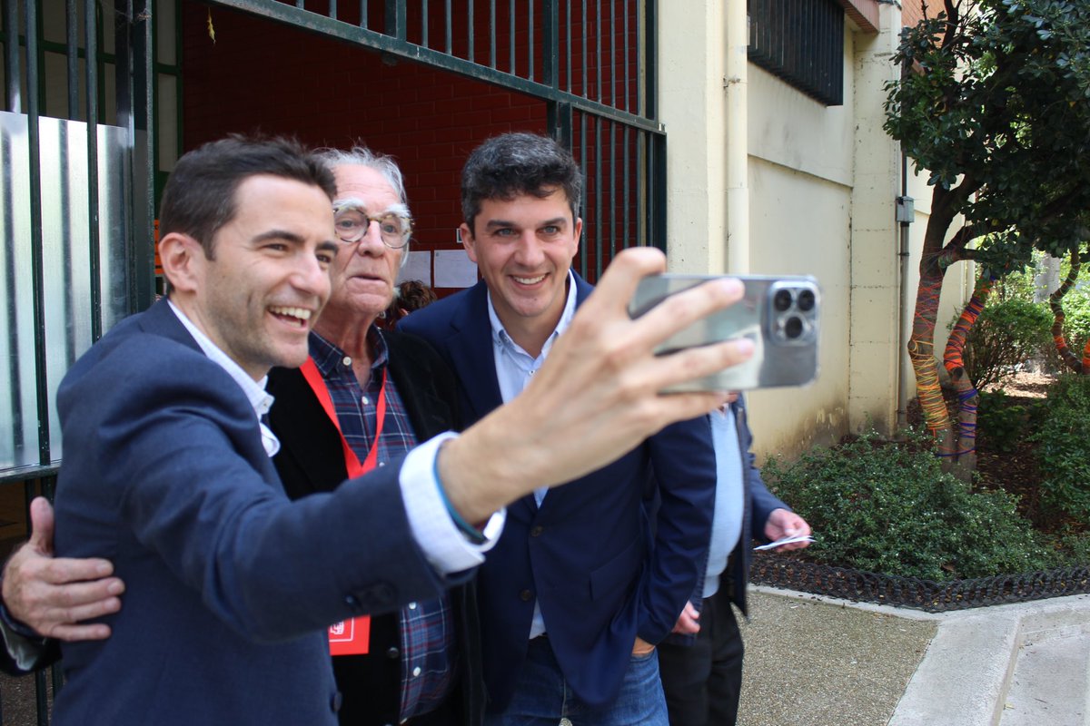 pedro_casares's tweet photo. Gracias a todas y todos los interventores y apoderados por representar al @PSOE en esta jornada electoral. Sois un orgullo.

Hacéis posible con vuestro compromiso, ilusión y trabajo que celebremos esta fiesta de la democracia. https://t.co/2qMuchf1lk