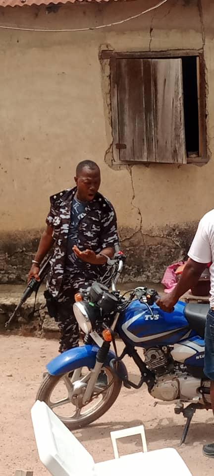 MountNSL's tweet image. Julius can not continue to intimidate the people; if peace must thrive, he must stop his surrogates from attacking the opposition.  @PScotlandCSG, #PresidentBio is fanning chaos in Sierra Leone - state security attacked citizens in Falaba - not a sign of peace commitment. @POTUS