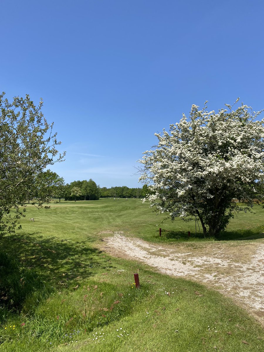 De golfbaan ligt er prachtig bij. Genieten!