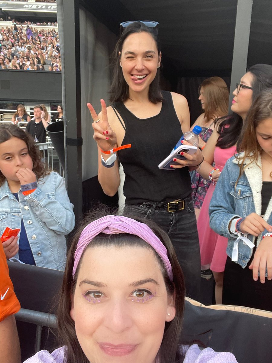 JordynTilchen's tweet photo. And apparently also @GalGadot 🥹🩷 https://t.co/TYhTvbDSRl