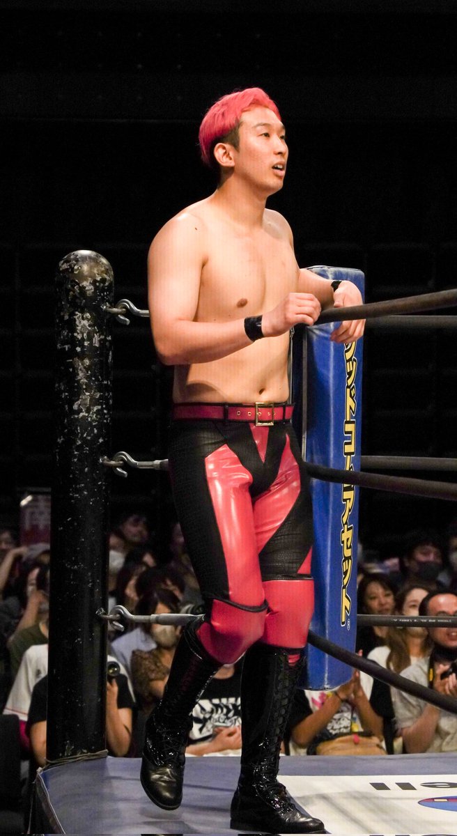 pinkneppa's tweet photo. 20230528 熊本城ホール
英樹君の撮影に夢中になってしまいました その２📸🤤
#ddtpro
#岡谷英樹 https://t.co/9KKht1kbZy