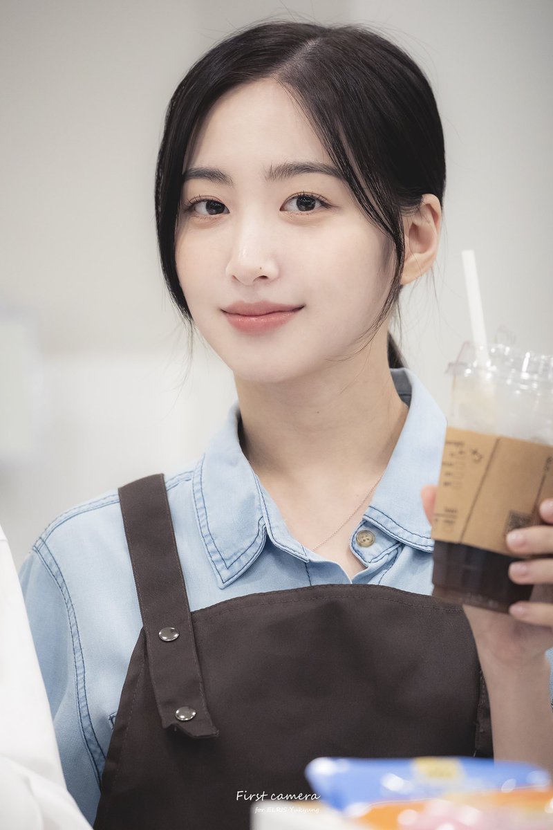 first_cameraa's tweet photo. 230528 카페이벤트
앨리스 유경 HQ

#앨리스 #유경 
#ALICE #YUKYUNG 
@IOK_ALICE

알바룩에도 빛나는 미모✨✨ https://t.co/KMdkesM3Vk
