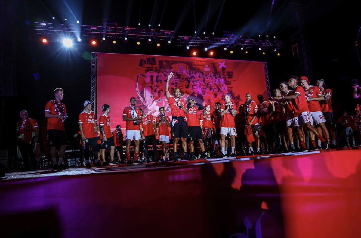 joaome17's tweet photo. Que noite memorável! Há noites que não se esquecem, esta foi uma delas! Obrigado equipa, staff, família e adeptos deste grande clube por todo o apoio durante esta caminhada ❤️ Obrigado @SLBenfica por me fazerem sentir parte da família ❤️ https://t.co/w7CR9e4NlX