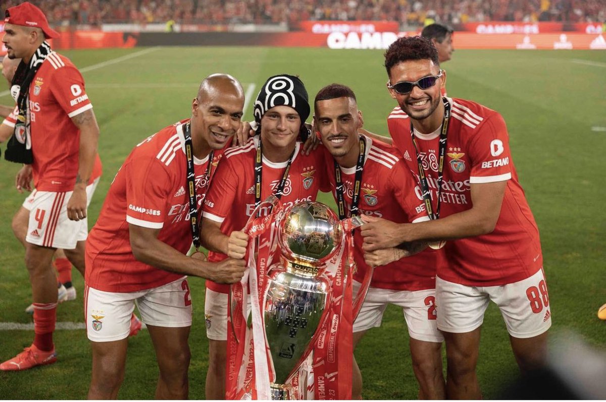 joaome17's tweet photo. Que noite memorável! Há noites que não se esquecem, esta foi uma delas! Obrigado equipa, staff, família e adeptos deste grande clube por todo o apoio durante esta caminhada ❤️ Obrigado @SLBenfica por me fazerem sentir parte da família ❤️ https://t.co/w7CR9e4NlX