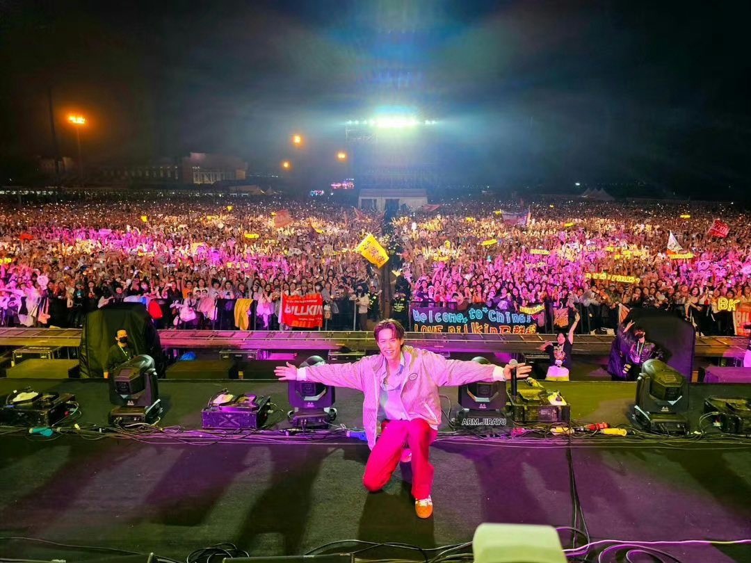 EM_Gossip's tweet photo. แฟนคลับแสนภาคภูมิใจ !!! #บิวกิ้น ยืนหนึ่งศิลปินไทยคนเดียว ที่ได้ขึ้นเวที #QingdaoActionAirportMusicFestival
บอกเลยว่าเวทีนี้ลุกเป็นไฟ 🔥 จัดเต็มทั้งร้องทั้งเต้น ขนเพลงฮิตทั้งภาษาไทย-จีน เพื่อแฟนๆ ทุกคนที่มารอให้กำลังใจนับหมื่นคน งานนี้ทำเอาแผ่นดินชิงเต่าสั่นสะเทือน เพราะ “ตัวพ่อ” ไปเยือนของจริง ✨👏🏻 

#bbillkin #BKinQingdaoMusicFest
#青岛艾可什机场音乐节
#Billkin青岛机场音乐节
#QingdaoActionAirportMusicFestivalxBillkin