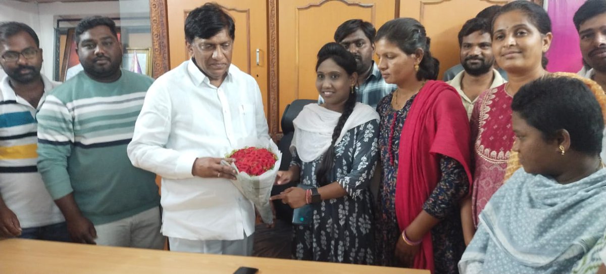 tpsf2019's tweet photo. ఈరోజు కరీంనగర్ జిల్లా 
జూనియర్ పంచాయతీ కార్యదర్శులు ఉద్యోగ క్రమబద్దీకరణ గురించి గౌరవ ముఖ్య మంత్రి గారు నిర్ణయం తీసుకోవడం పట్ల సంతోషం వ్యక్తం చేస్తూ, గౌరవ ప్రణాళికా సంఘం ఉపాధ్యక్షులు బోయినపల్లి వినోద్ కుమార్ గారిని సన్మానించి కృతజ్ఞతలు తెలుపడం జరిగింది.
@vinodboianpalli @BRSHarish @KTRBRS @EDRBRS @TelanganaCMO @TelanganaCS @ntdailyonline @eenadulivenews @sakshinews @the_hindu @VSrinivasGoud @balkasumantrs