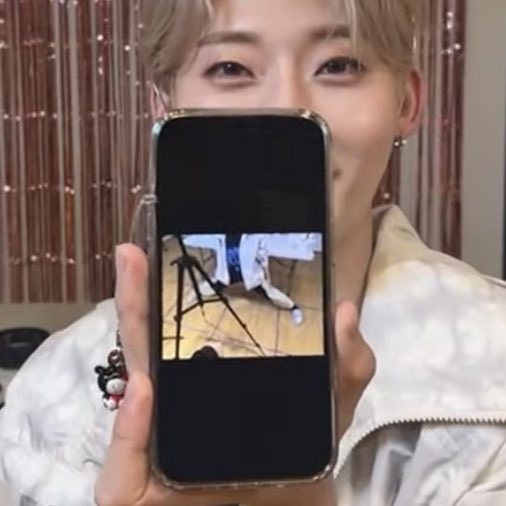 1MILLYON's tweet photo. (how he was standing)

- end.🐰🎁 - https://t.co/2mK8vVBuZz