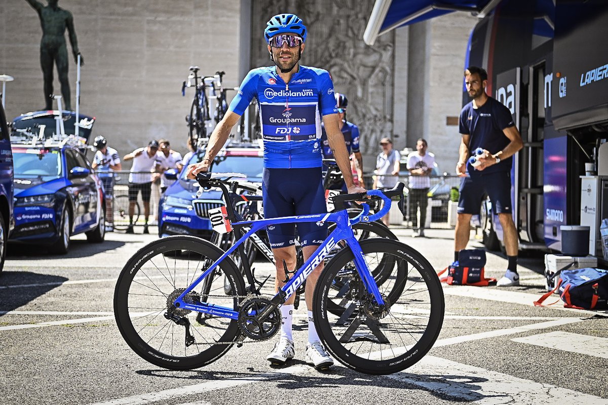 Thibaut Pinot revêtira ce soir à Rome le maillot azzurro du meilleur grimpeur du Giro 2023 🎉 Une journée à marquer d’un Lapierre bleu 💙 Merci @Lapierrebikes pour ce magnifique Xelius SL.