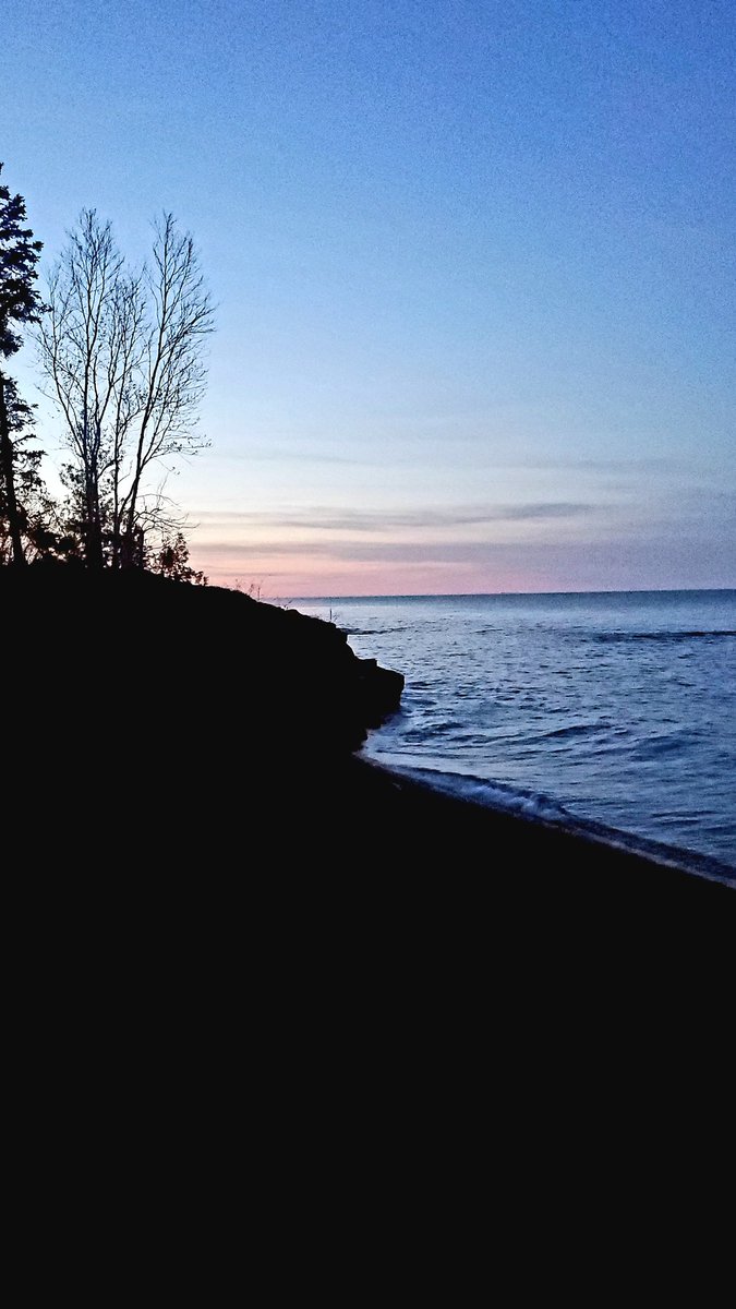 Having a good time on Lake Superior. Even found an agate within a host basalt! #lakesuperior #upperpeninsula #agate #vacationmode #rockhounding