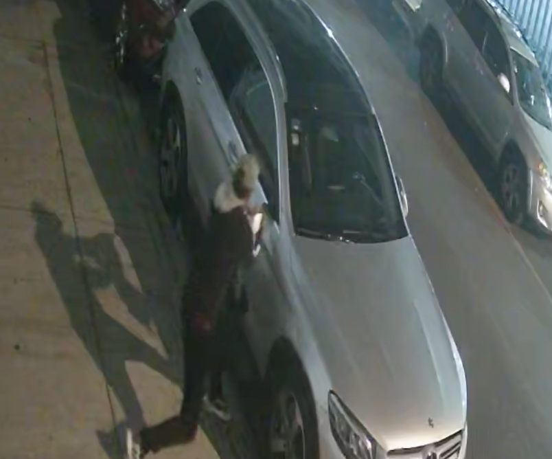 Esta madrugada robaron los DOS espejos de mi coche en la puerta de mi negocio, llamé a 911 y los policías me EXIGIERON el video de mis cámaras; luego me AMENAZARON con afectar mi changarro si no se los daba. Acabé siendo el malo!!  <a href="/BJAlcaldia/">Alcaldía de Benito Juárez</a> <a href="/STaboadaMx/">Santiago Taboada</a> <a href="/CarlosLoret/">Carlos Loret de Mola</a> <a href="/AreliPaz/">Areli Paz</a>