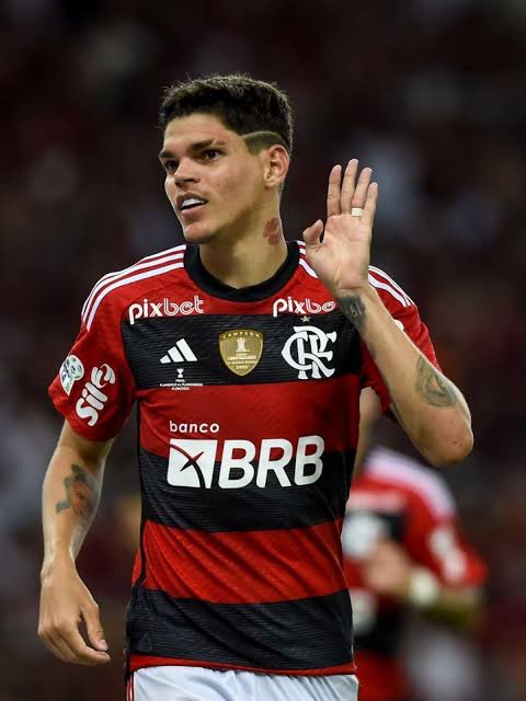 venecasagrande's tweet photo. Ayrton Lucas merece demais essa convocação. Humilde, trabalhador e destaque do Flamengo na temporada. Sem exagero: é o melhor jogador do Rubro-Negro em 2023. Está voando 💋

Foto: Marcelo Cortes / Flamengo https://t.co/QU63AOONR9