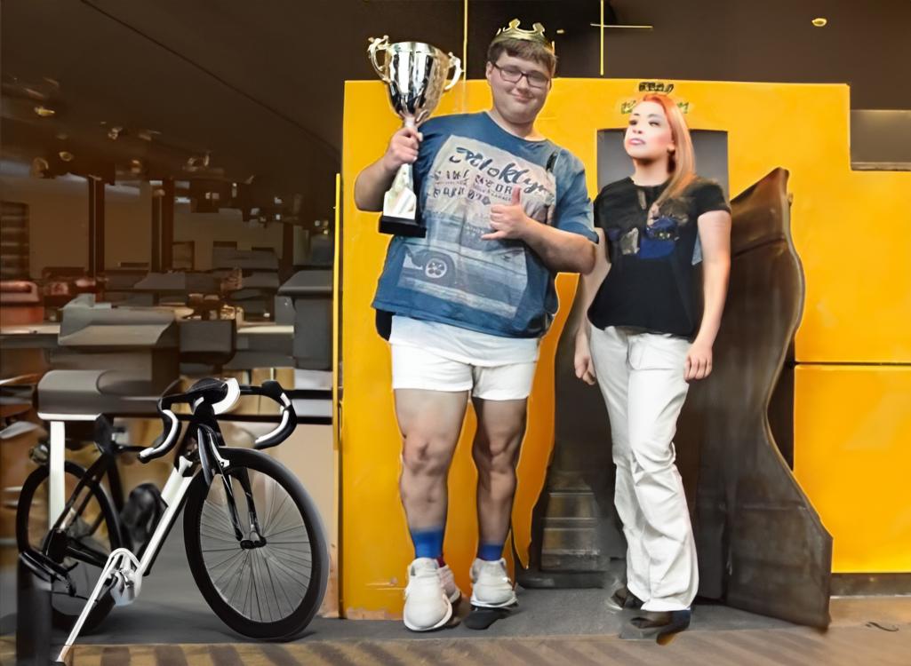 BandyckaJazda's tweet photo. Lukasz 'Bowek' Pataj, przeciwko wszelkim przeciwnościom i wbrew wszystkim szansom, pokonał polskich kibiców i jako pierwszy dotarł do Tokio. Wzdłuż trasy dziesiątki mil, z determinacją i siłą, wykrzesał z siebie wszystko, by przekroczyć granice wytrzymałości.
@bowekpk https://t.co/UE4skW8Hgb